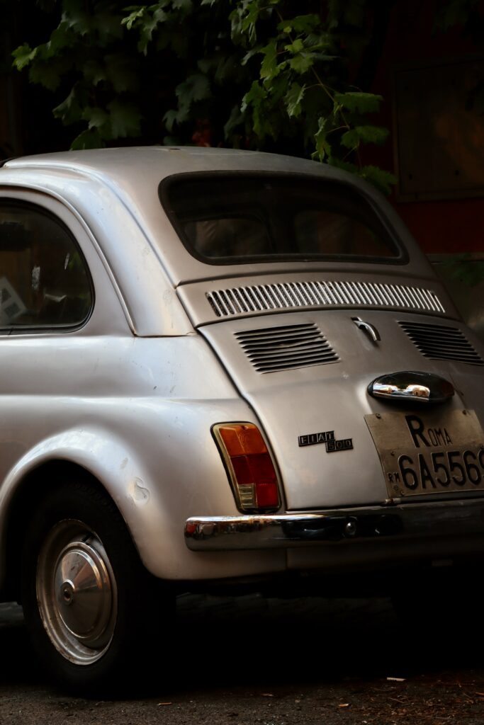 photo d'une fiat 500 de collection dans les rues de Rome