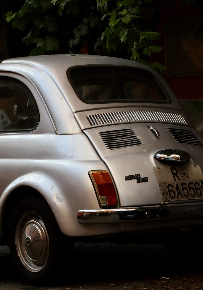 photo d'une fiat 500 de collection dans les rues de Rome