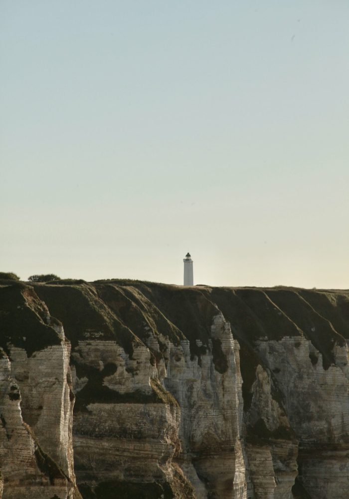 phare sur la falaise d'Etretat