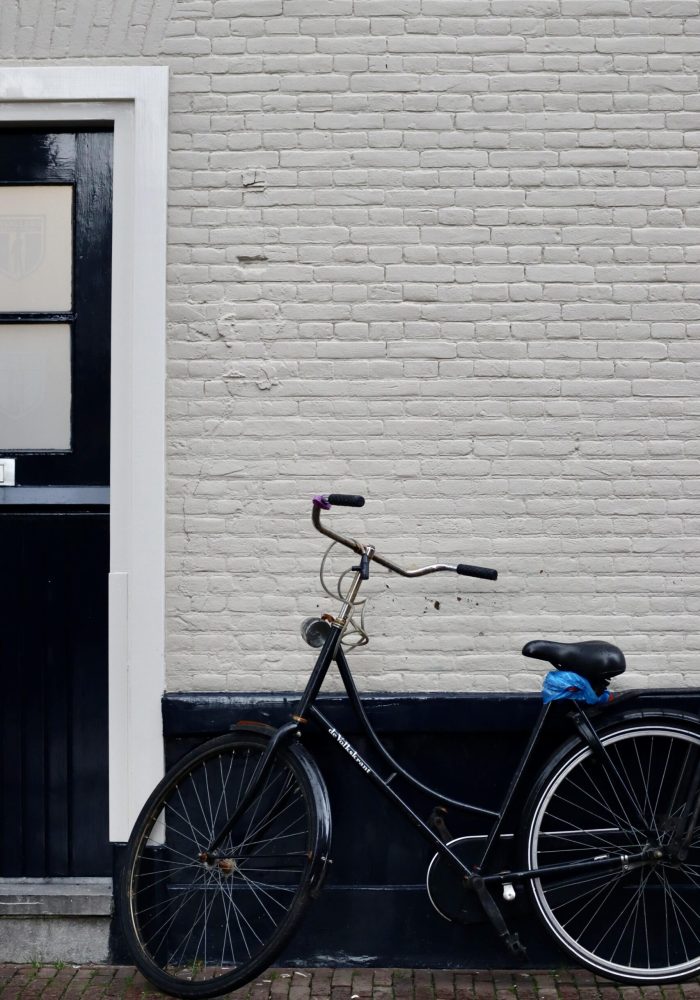 photo d'un vélo devant une maison à Amsterdam